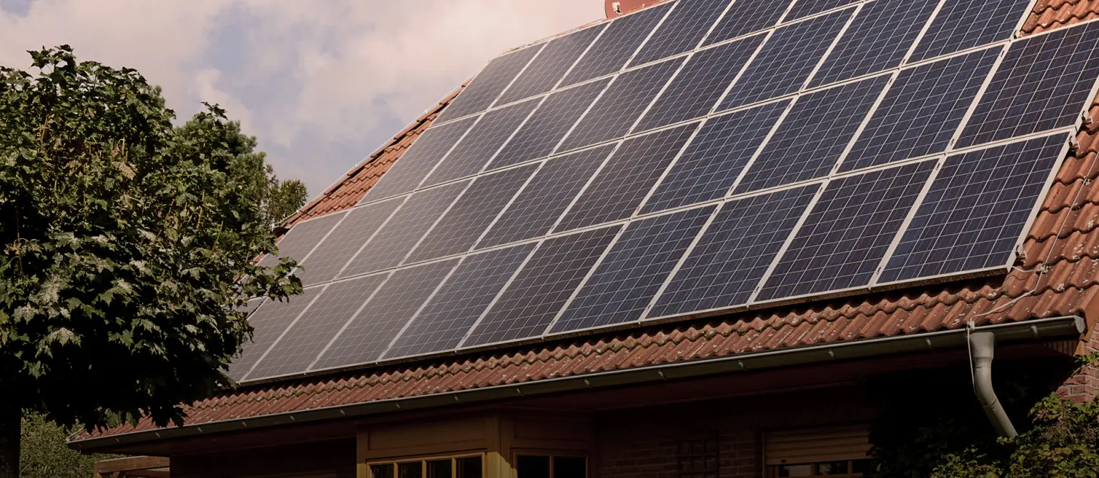 Dach eines Einfamilienhauses mit Solarpanelen