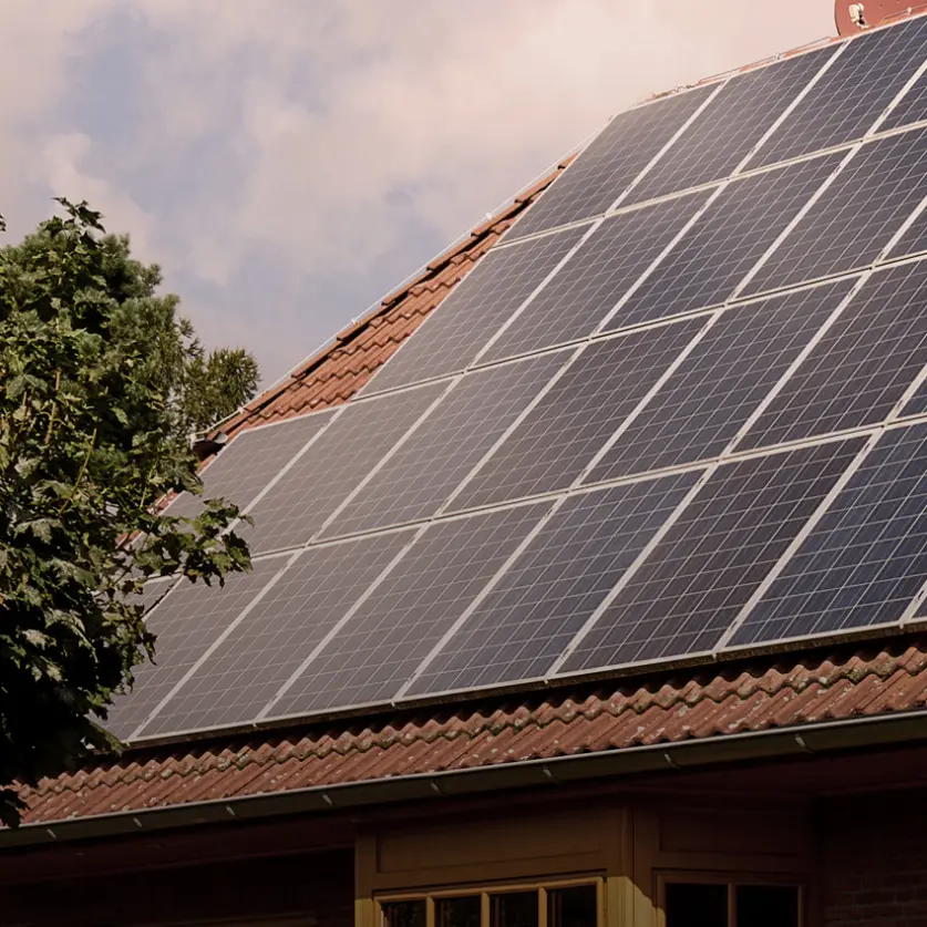 Dach eines Einfamilienhauses mit Solarpanelen