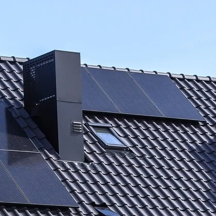 Ein Dach mit Solarpanelen