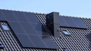 Ein Dach mit Solarpanelen