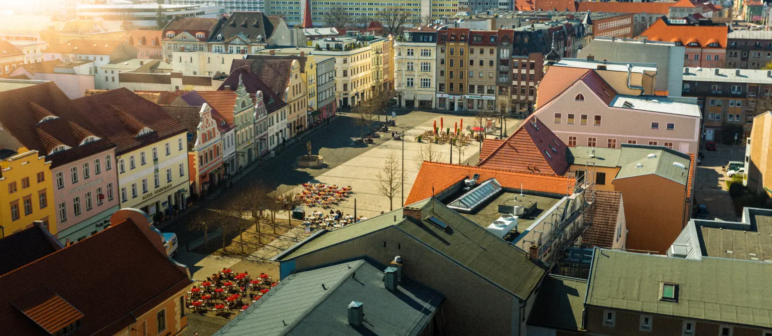 Energie Brandenburg on Tour: Der Marktplatz von Cottbus aus der Vogelperspektive bei Sonnenschein.