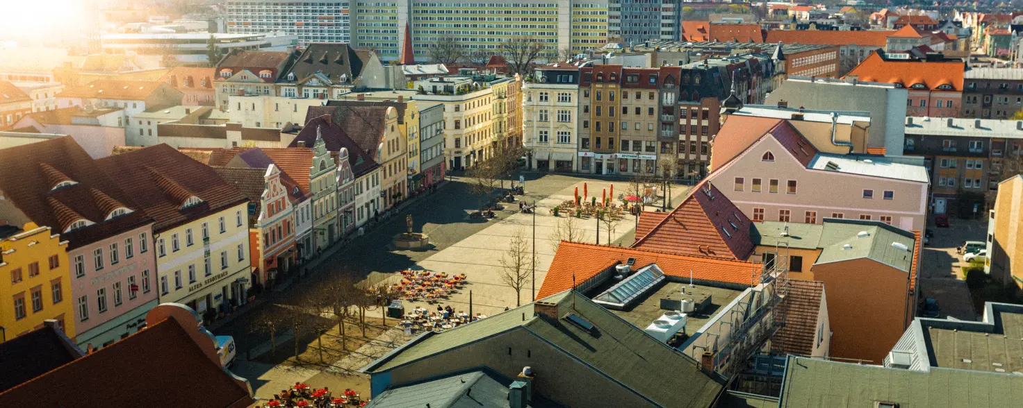 Energie Brandenburg on Tour: Der Marktplatz von Cottbus aus der Vogelperspektive bei Sonnenschein.