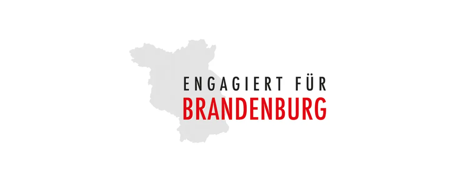 Logo mit schwarz-rotem Schriftzug Engagiert für Brandenburg über hellgrauer Land Brandenburg Kontur.
