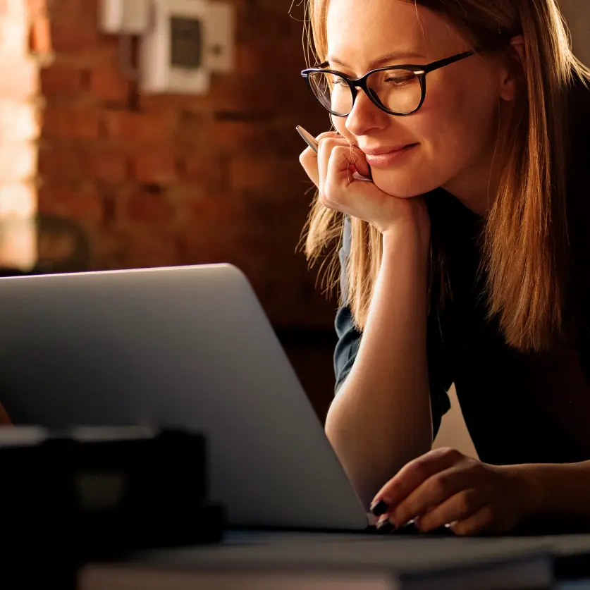 Eine Frau recherchiert an ihrem Laptop