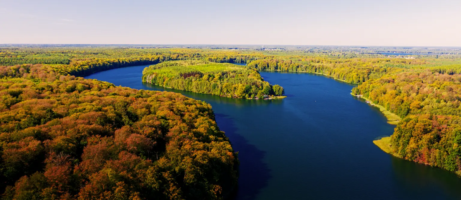Eine Seenlandschaft von oben