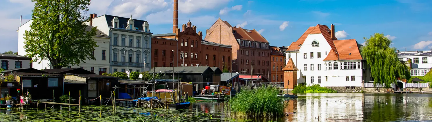 Brandenburg an der Havel mit dem Mühlendamm und der Leinwandfabrik rechts im Bild.