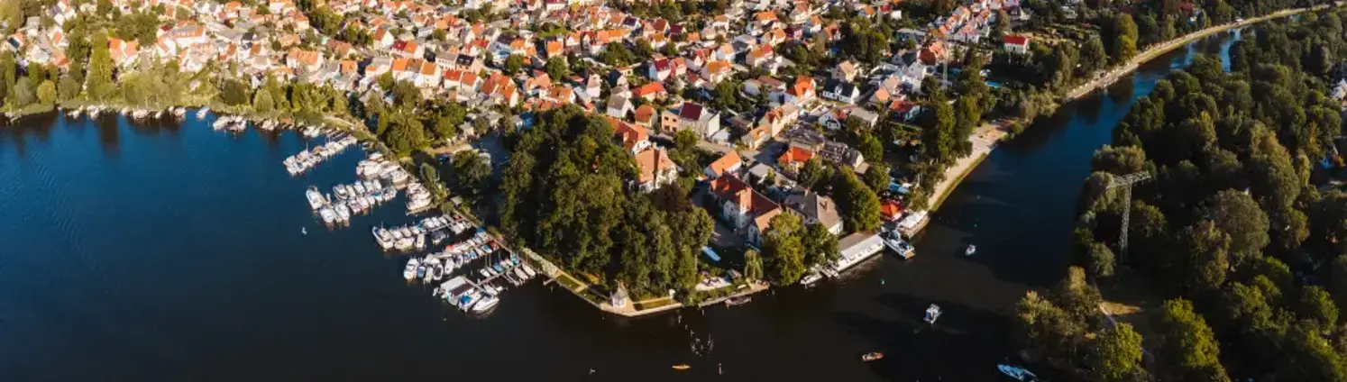 Landschaftsaufnahme: Stadt Brandenburg an der Havel aus der Vogelperspektive.