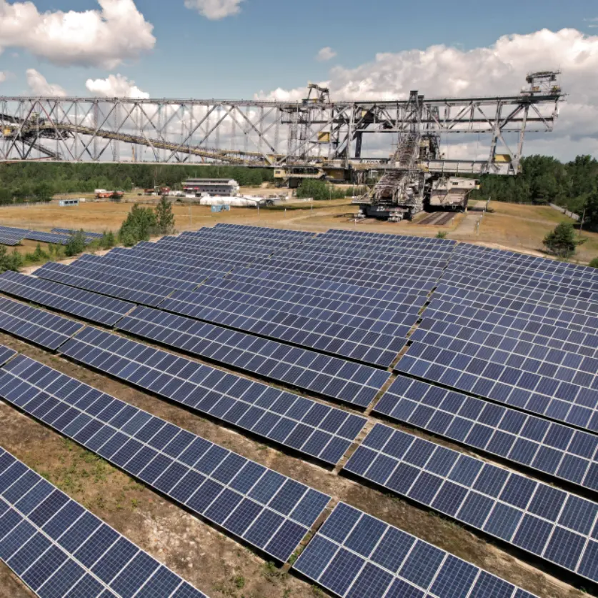 Große Photovoltaik-Anlage auf einem Feld