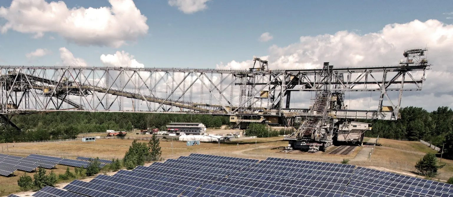 Große Photovoltaik-Anlage auf einem Feld
