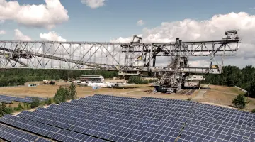 Große Photovoltaik-Anlage auf einem Feld