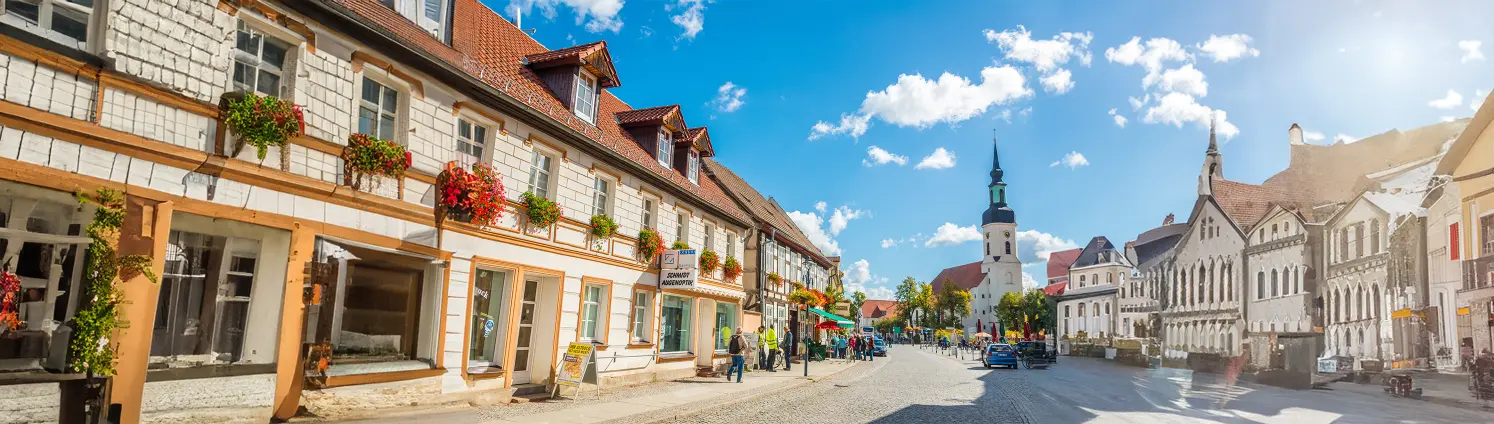 Ein Straßenzug in Lübbenau im Spreewald bei Sonnenschein