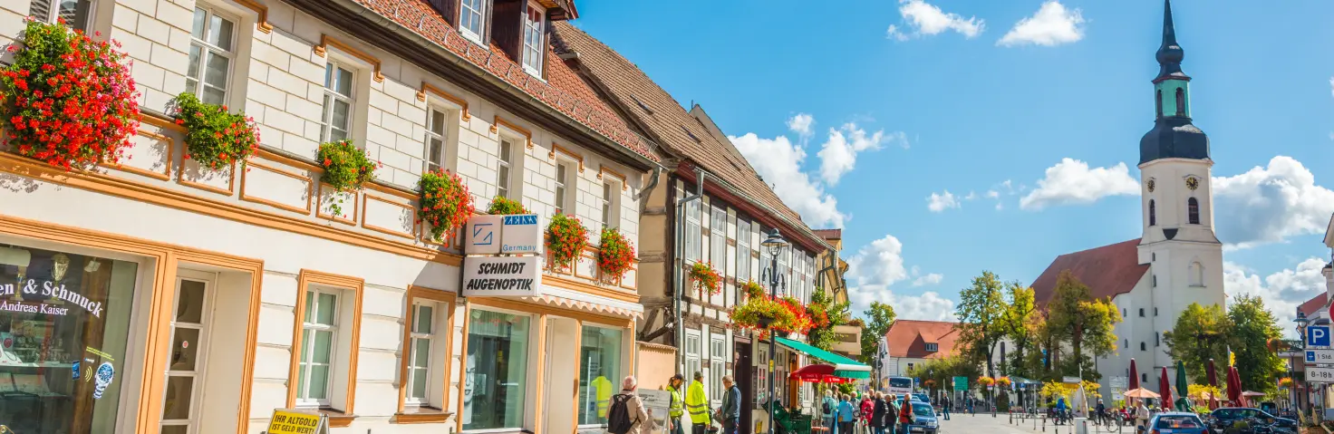 Ein Straßenzug in Lübbenau im Spreewald bei Sonnenschein.