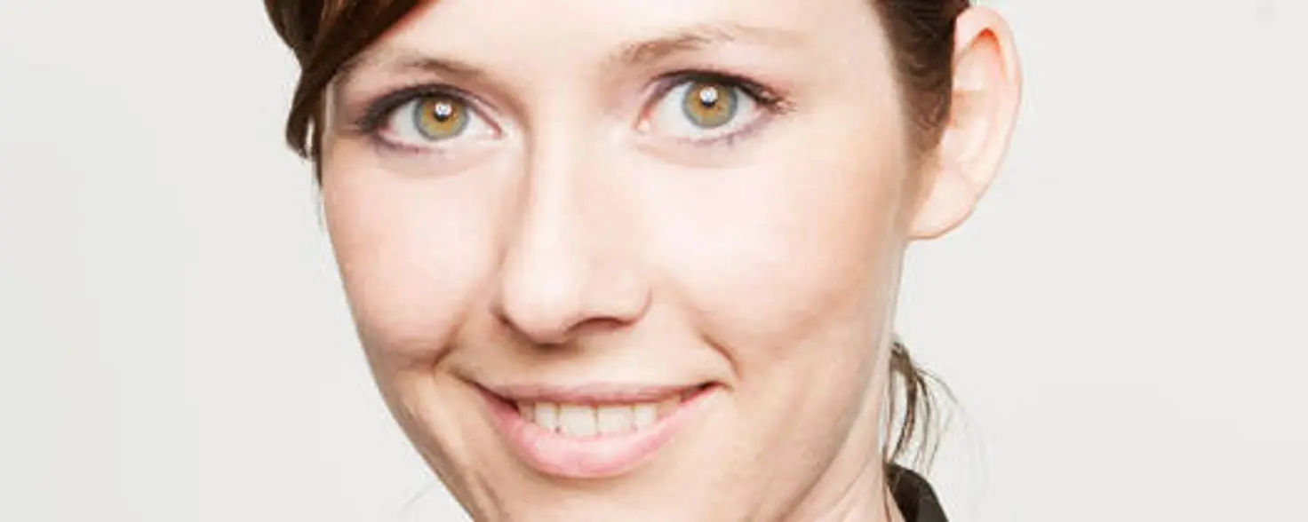 Porträtfoto: Studienleiterin Kathrin Graf trägt einen schwarzen Blazer und lächelt in die Kamera.