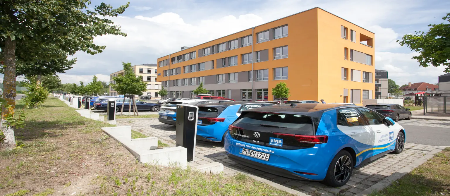 EMB-Strom tanken in Kleinmachnow: Bürgermeister Michael Grubert und EMB-Geschäftsführer Dr. Jens Horn bei der Inbetriebnahme einer von 14 kommunalen Ladestationen.
