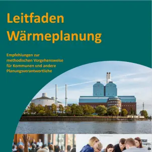 Cover der Broschüre Leitfaden Wärmeplanung zeigt eine Gruppe von Menschen, die sich über einen Plan beugen, der farblich markierte Gebiete hat.