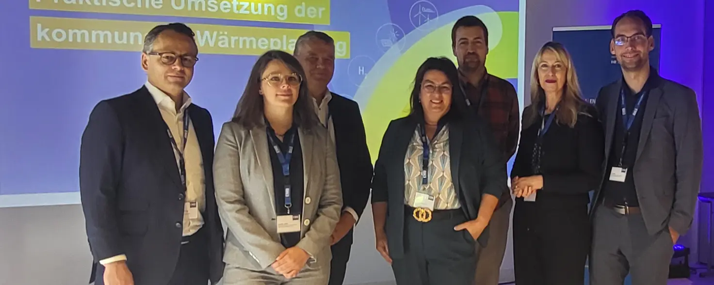 Gruppenfoto 15. Energie Brandenburg Dialog in Teltow: Mitglieder der Energie-Brandenburg-Geschäftsführung mit Referentinnen und Referenten.
