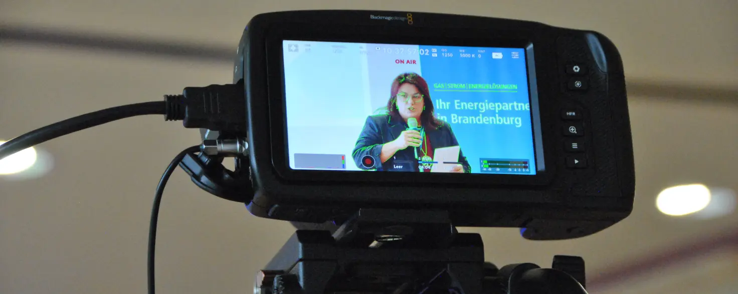 Kathrin Jung, Geschäftsführerin von Energie Brandenburg, spricht beim 15. Energie Brandenburg Dialog in Burg. Eine Kamera zeichnet die Rede auf.