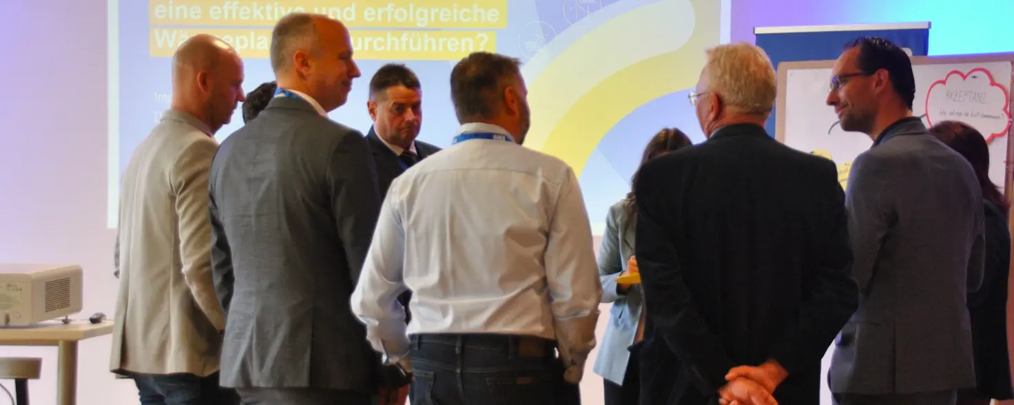 Diskussionsrunde beim 15. Energie Brandenburg Dialog in Burg im Spreewald. Mehre Personen stehen in einem Kreis.