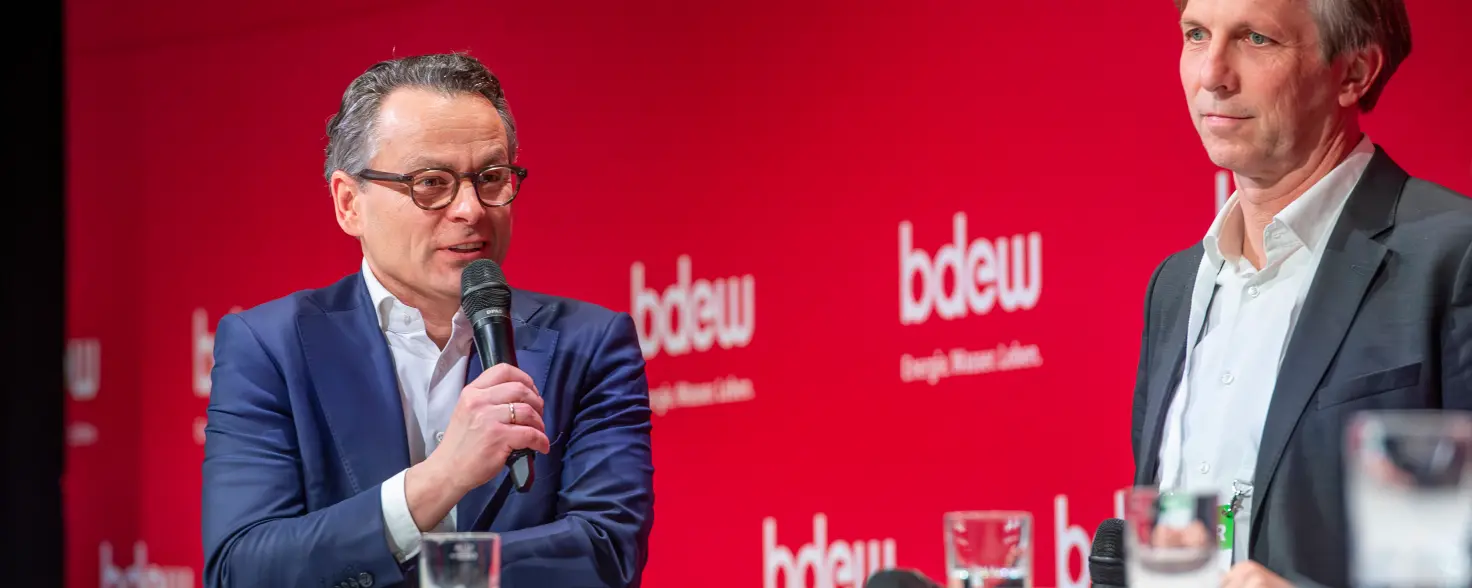 Geschäftsführer Leif Christian Cropp spricht bei der Podiumsdiskussion des Bundesverbands der Energie- und Wasserwirtschaft in Cottbus im Januar 2025.