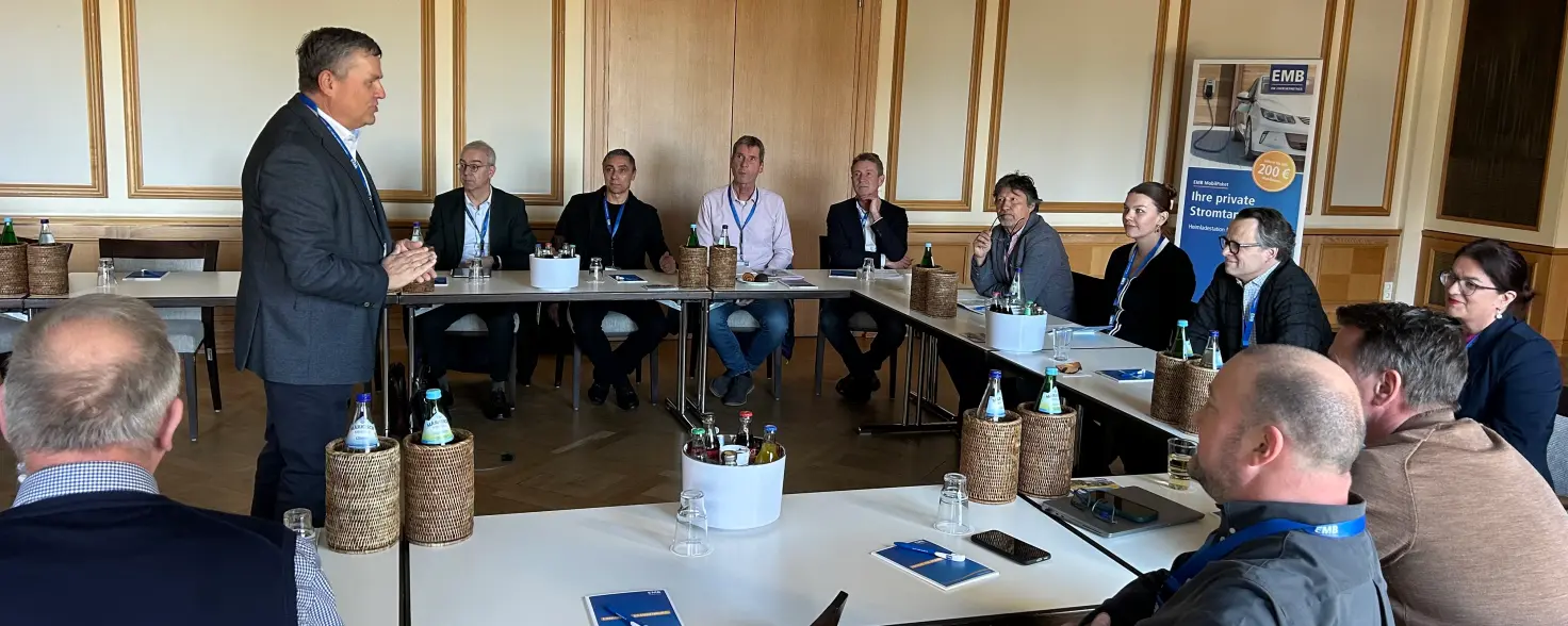 Geschäftsführer Dr. Jens Horn trägt beim ersten Energie Brandenburg Bürgermeisterstammtisch im Landkreis Oberhavel am 19. März 2025 vor.