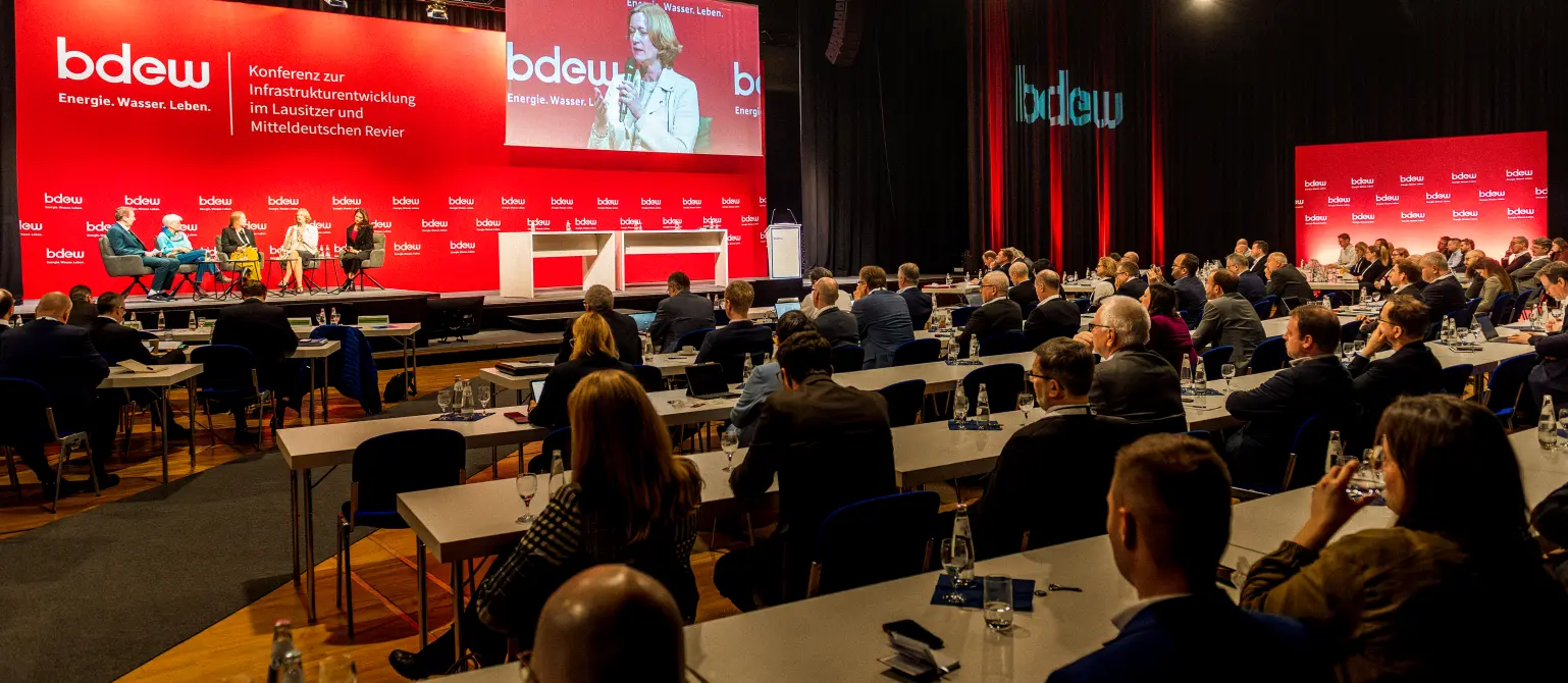 Konferenz zur Infrastrukturentwicklung im Lausitzer und Mitteldeutschen Revier am 25. Februar 2025 in Cottbus. Blick in den Saal mit Publikum.