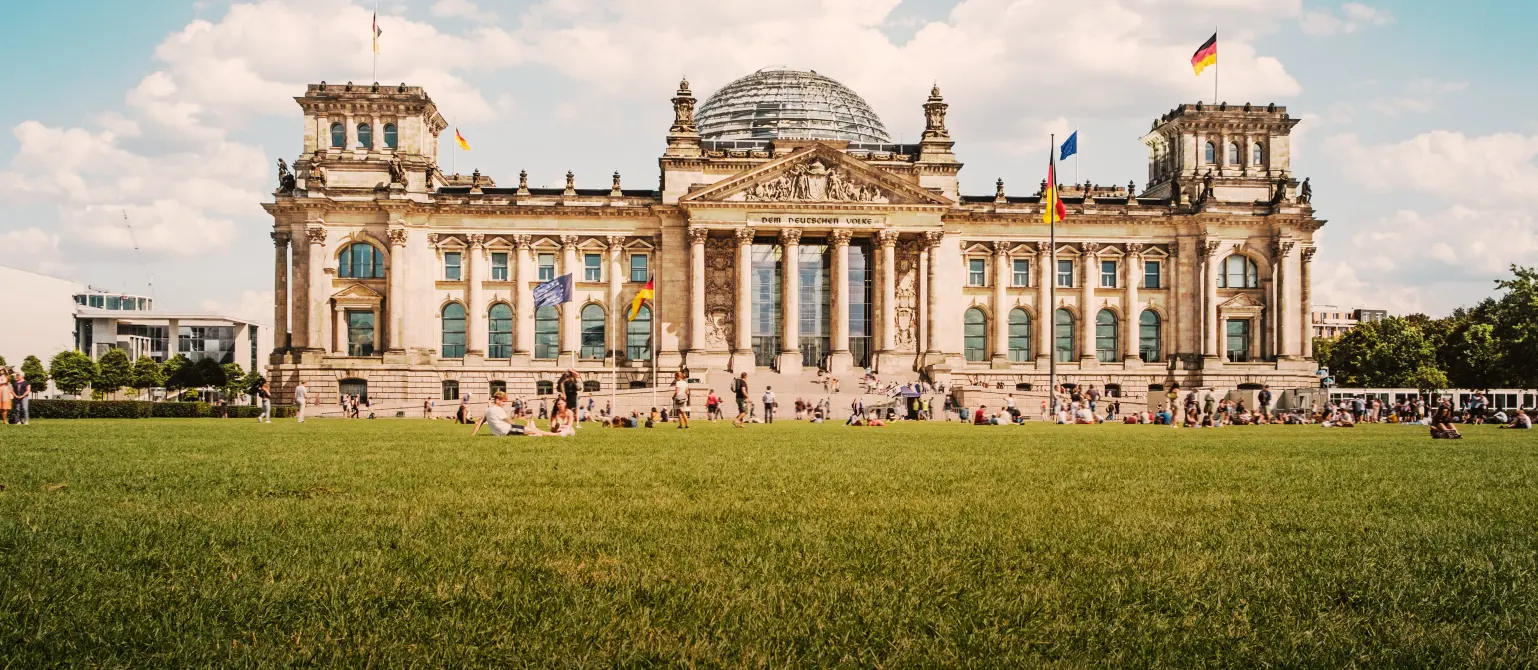 Das Reichstagsgebäude in Berlin, Sitz des Deutschen Bundestags, bei Sommerwetter