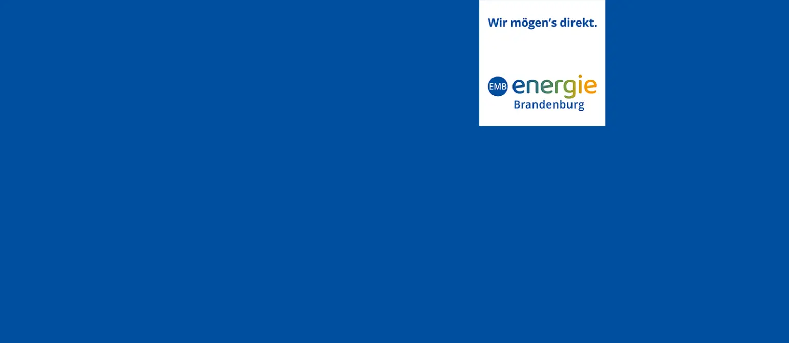 Logo: Schriftzug der neuen Marke Energie Brandenburg in weißem Quadrat auf blauem Hintergrund. Darüber steht der Claim: Wir mögen's direkt.