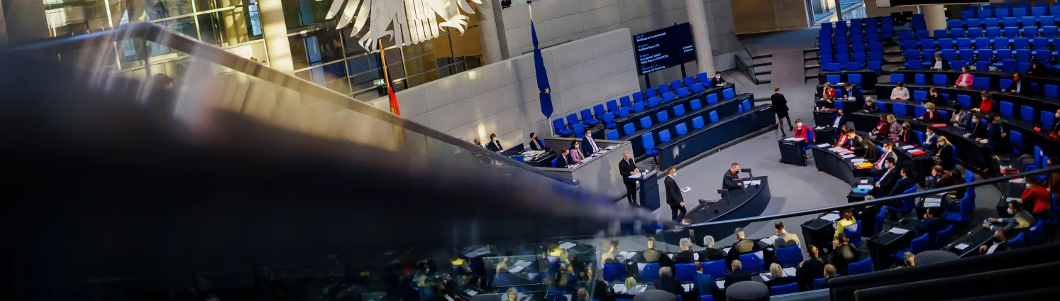 Blick von den Rängen in das Plenum des Deutschen Bundestages im Reichstagsgebäude in Berlin.