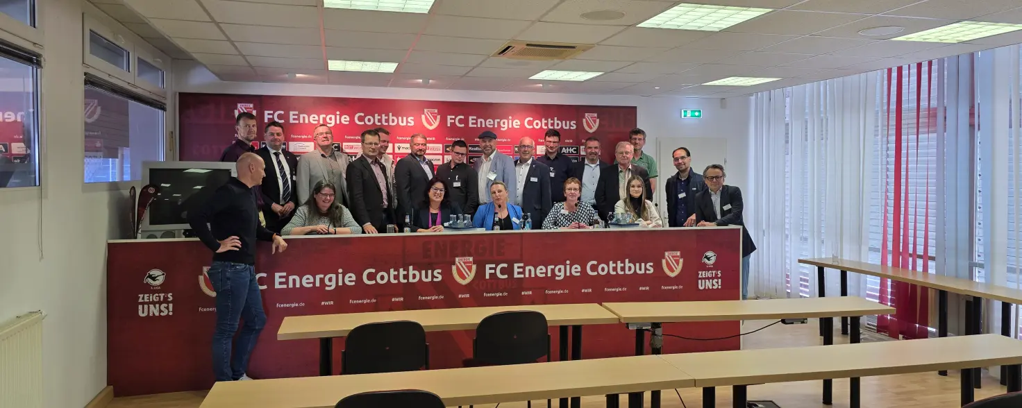 Eine Gruppe kommunaler Vertreterinnen und Vertreter besucht den Pressebereich des LEAG Energie Stadions in Cottbus.