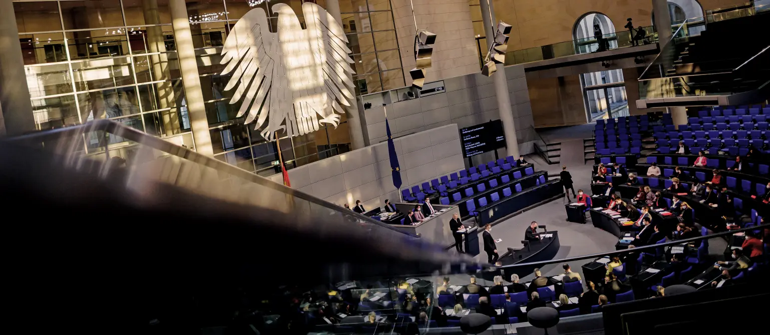Blick von den Rängen in das Plenum des Deutschen Bundestages im Reichstagsgebäude in Berlin.