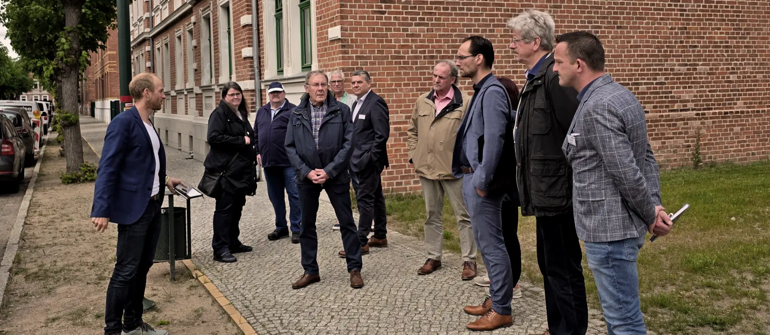 Eine Gruppe kommunaler Vertreterinnen und Vertreter besucht den Pressebereich des LEAG Energie Stadions in Cottbus.