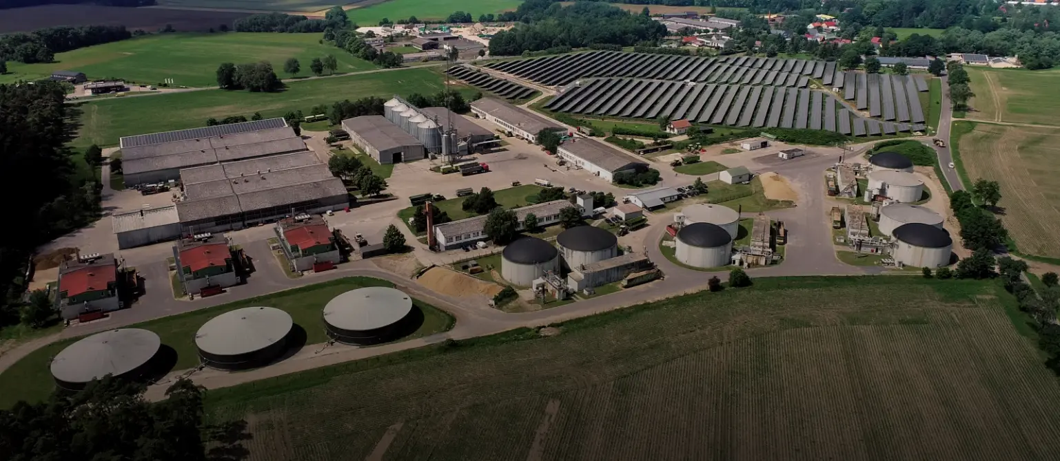 Gebäude der Biogasanlage im brandenburgischen Putlitz aus der Luft. Umgeben von Feldern, Wäldern und Ortschaften.