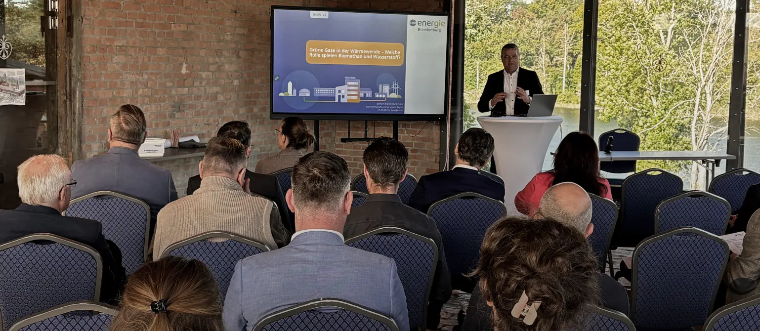 Dr. Jens Horn, Geschäftsführer von Energie Brandenburg, spricht beim Energiedialog in Groß Behnitz vor sitzendem Publikum.