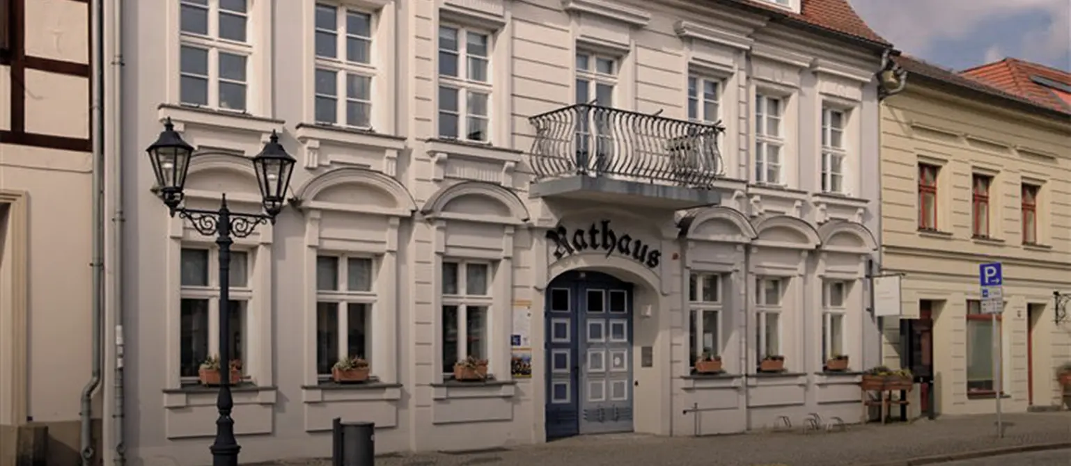 Blick auf das historische Rathaus in der Altstadt von Beeskow im Landkreis Oder-Spree im Bundesland Brandenburg.
