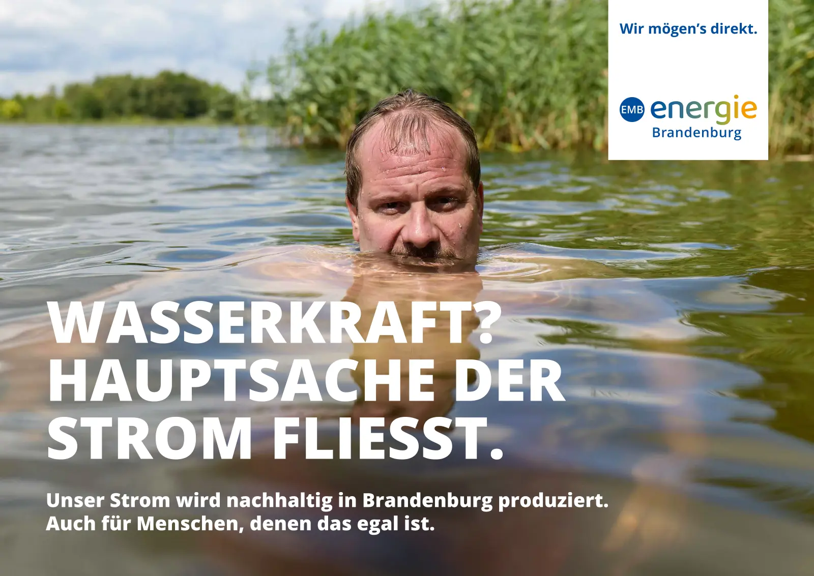 Beleibter Mann mit Halbglatze in einem Brandenburger See. Nur sein Kopf schaut über die Wasseroberfläche.
