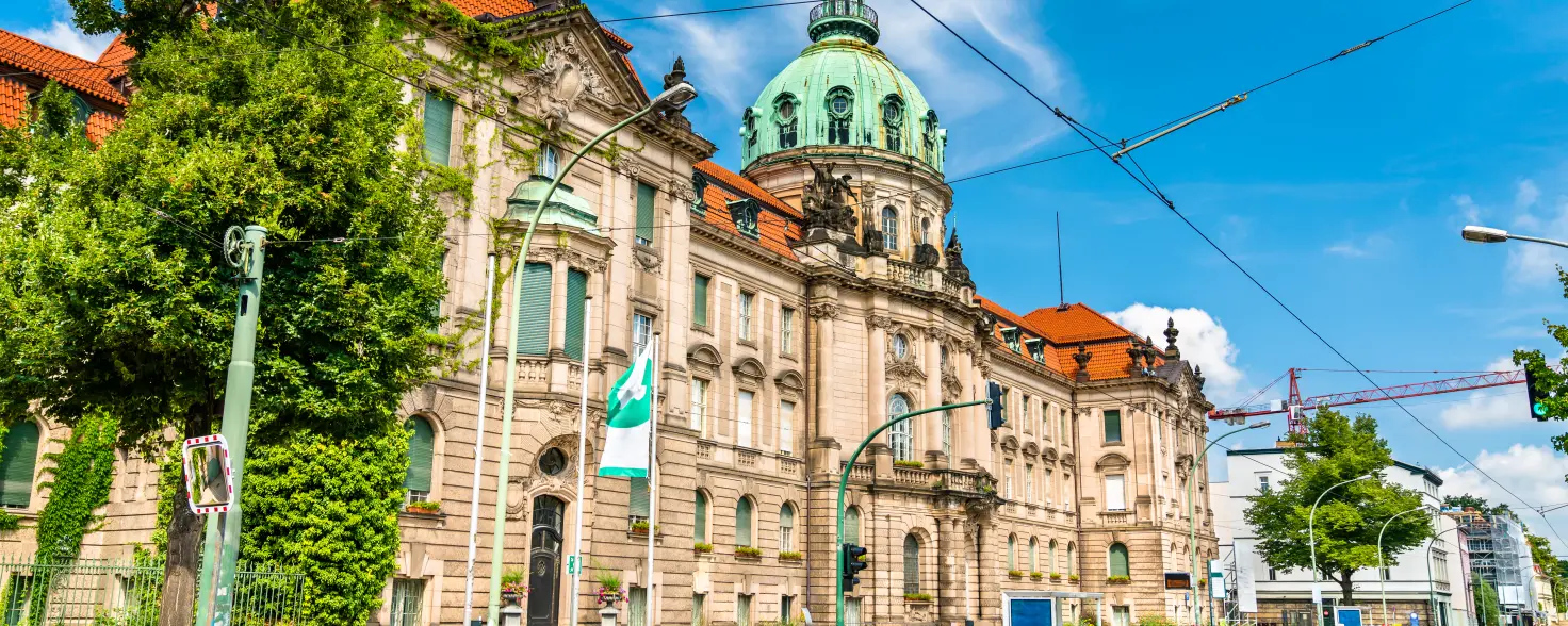 Historisches Rathaus Potsdam in Brandenburg mit prachtvoller Fassade und kupfergrüner Kuppel bei sonnigem Wetter, von der Straße gesehen.