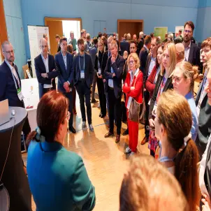 Geschäftsführerin Kathrin Jung mit Daniel Iglhaut, Leiter Märktestrategie, bei Diskussion am Stand von Energie Brandenburg in Wittenberg. Foto: BDEW