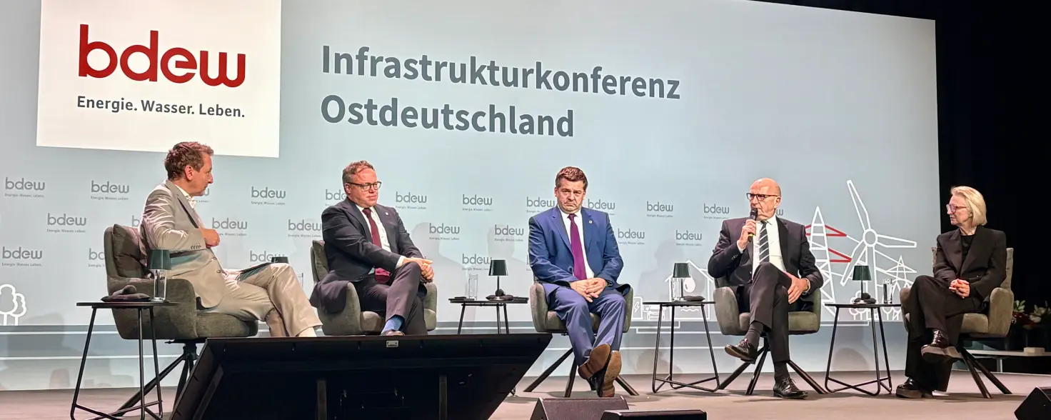 Podiumsdiskussion auf der Infrastrukturkonferenz Ostdeutschland mit mehreren Teilnehmenden auf der Bühne vor BDEW-Hintergrund.