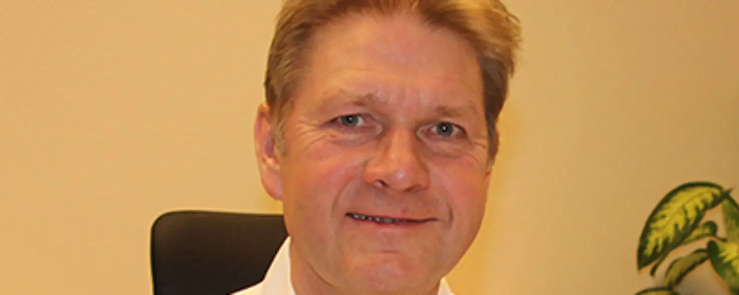 Porträtfoto: Bodo Oehme, Bürgermeister von Schönwalde-Glien im Landkreis Havelland im Land Brandenburg, sitzt an seinem Schreibtisch.