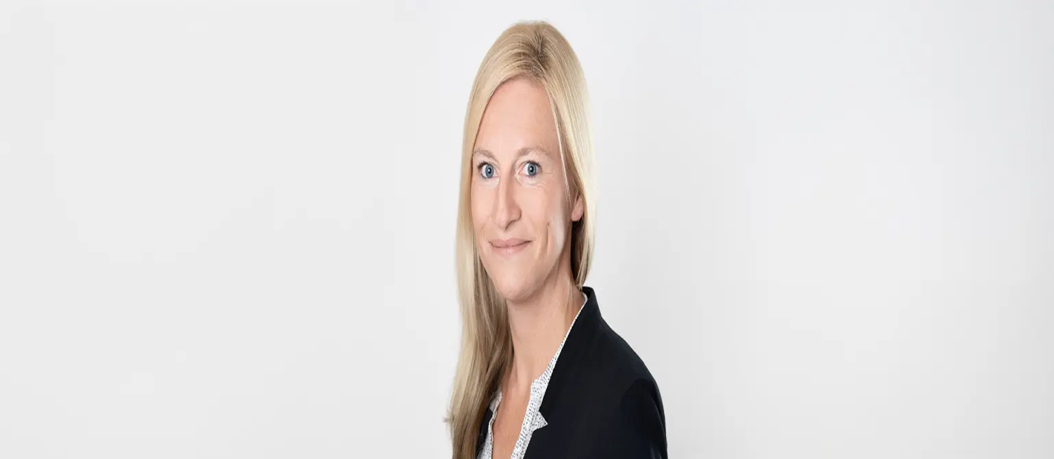 Bürgermeisterin Claudia Nowka lächelt in die Kamera