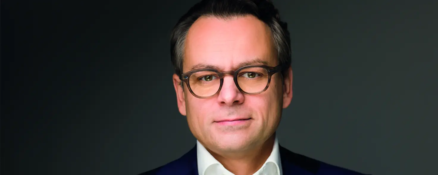Porträtfoto: Leif Cropp, Geschäftsführer von Energie Brandenburg, mit Brille und Anzug.