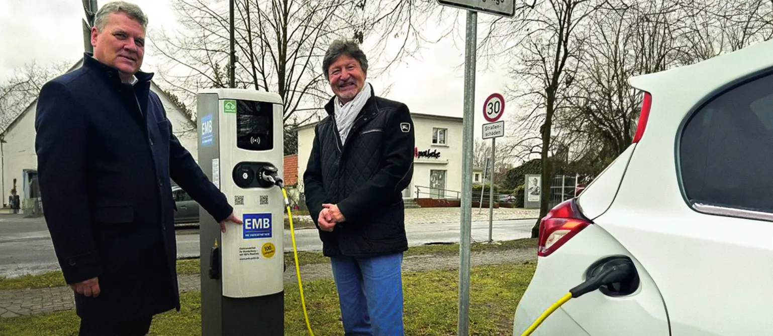 Geschäftsführer Dr. Jens Horn und Bürgermeister Filippo Smaldino stehen neben einer neuen Ladesäule für Elektrofahrzeuge in Mühlenbeck.
