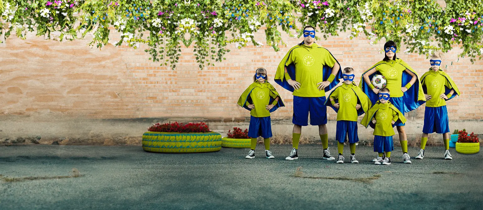 VereinsEnergie Brandenburg 2022: Eine Familie mit vier Kindern posiert in blau-grünen Kostümen als Superhelden.