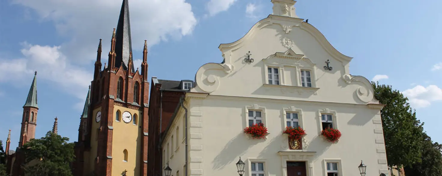 Das Rathaus der Stadt Werder an der Havel, ein beiges Gebäude im barocken Stil.