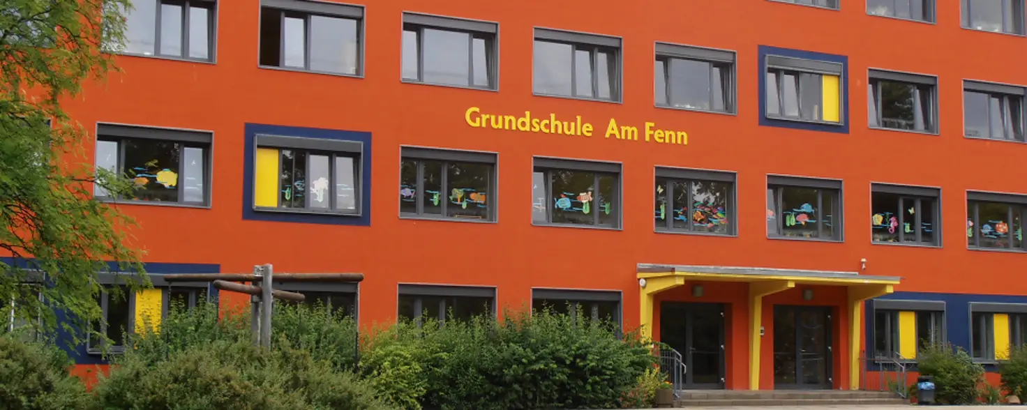 Rotes Gebäude der Grundschule am Fenn in Kloster Lehnin im Landkreis Potsdam-Mittelmark in Brandenburg.