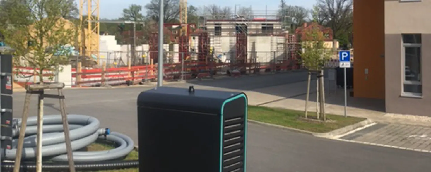 Rotes Energiehaus: Eine Ladesäule vor dem Hauptsitz der Energie Brandenburg in Michendorf im Land Brandenburg.