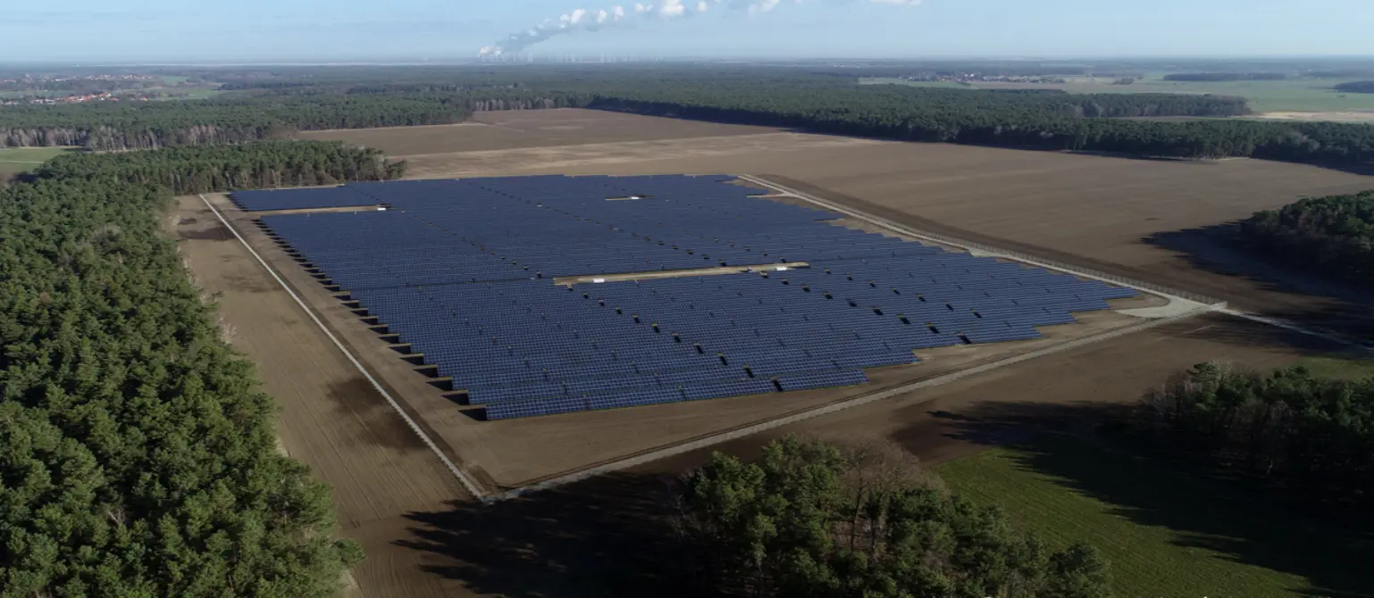 Der Solarpark Laubsdorf der Energie Brandenburg bei Cottbus aus der Luft fotografiert.