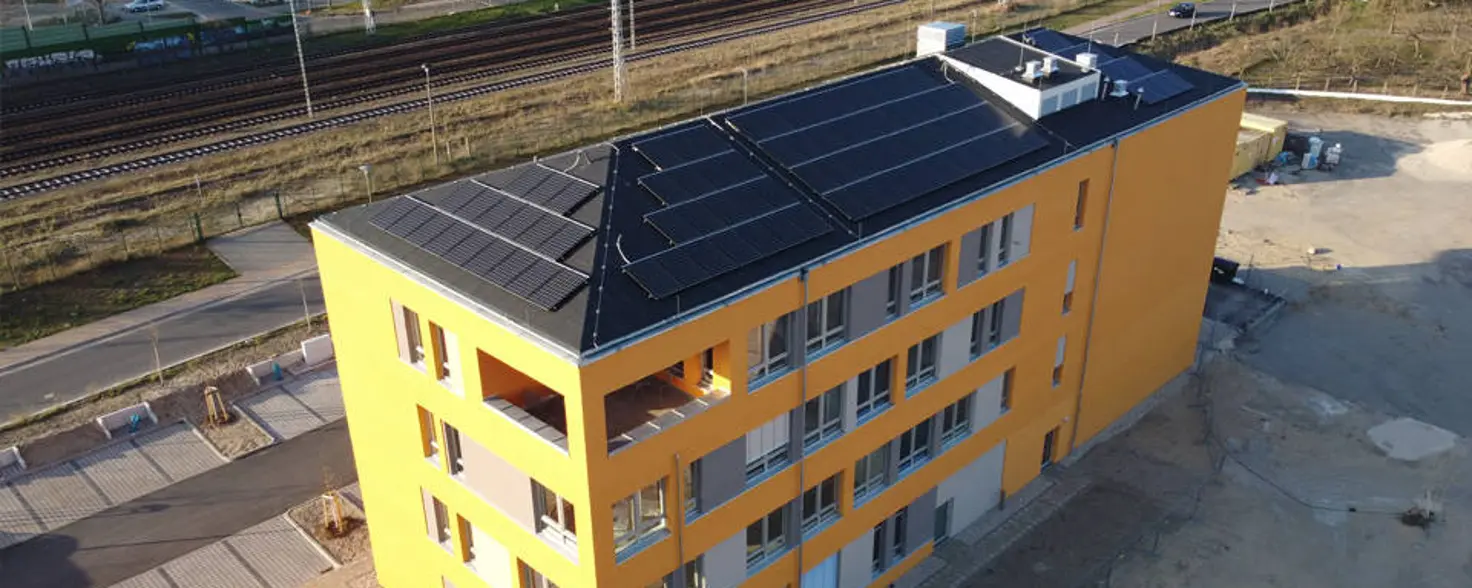 Seitliche Vogelperspektive: Energiehaus Brandenburg in Michendorf mit PV-Modulen auf dem Dach.