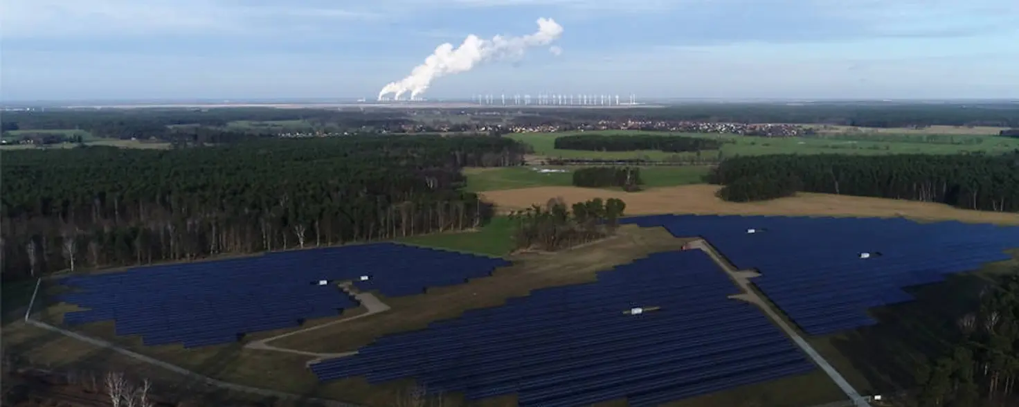 Vogelperspektive: Energie Brandenburg erzeugt im Solarpark Frauendorf in Neuhausen an der Spree regenerativen Strom.