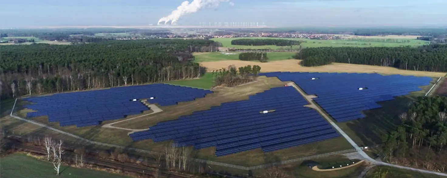 Vogelperspektive: Der Solarpark Frauendorf der Energie Brandenburg in Neuhausen an der Spree.